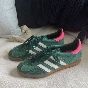 NEW Adidas Gazelle Sambas Sneakers in Green with Pink Highlights